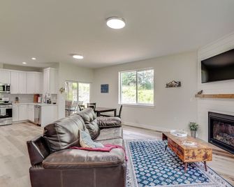 Explore Alaskas Playground Modern Wasill - Wasilla - Living room