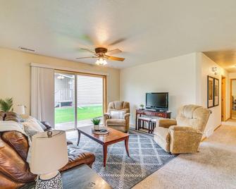 Cozy Sioux Falls House - Walk to Park! - Sioux Falls - Living room