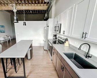 Sleepover | Modern 1bd/1ba Loft - Newton - Newton - Küche