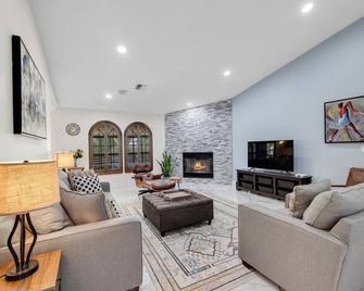 Ranch style villa with pool and spa - North Las Vegas - Living room