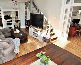Park Avenue Beach Paradise - Chic & Secluded 4 Bdr - Long Beach - Wohnzimmer