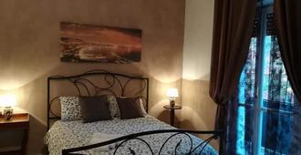 Bedandfly - Naples - Bedroom