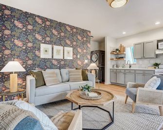 The Hive Downtown: ️Hot Tub +Patio + Fire pit - Colorado Springs - Living room