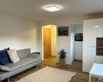 Schöne 1-Zimmer Wohnung am Bahnhof 2 Parkplätze - Sonthofen - Wohnzimmer