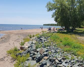 The Riverbank Bungalow - Thessalon - Playa