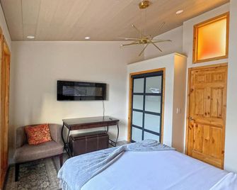 Banff Woods Lodge - Harvie Heights - Bedroom