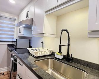 The Serene Haven Modern 2 Queen Bed Full - St. Catharines - Kitchen