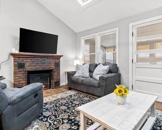 2BR Camp w/ Amazing Beach Views - Colchester - Living room