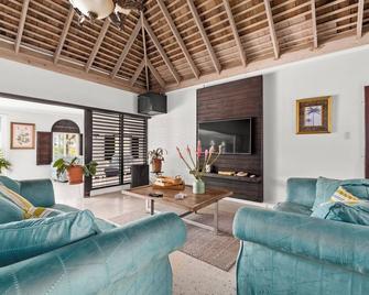 Forever Summer Gorgeous 4bdr Villa - Runaway Bay - Wohnzimmer