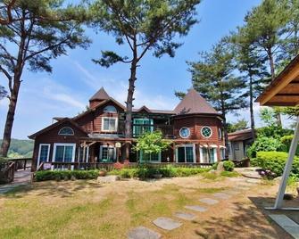 언덕위작은성 펜션 - 횡성 - 건물
