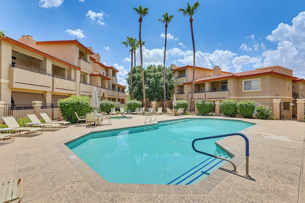 Getaway with Balcony and Spa 13 Mi to Old Town - פיניקס - בריכה