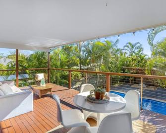 4-Bed Beach Retreat with Pool & Outdoor Dining - Redcliffe - Balcony