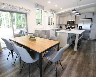 The Stargazing Cottage modern 3 bedroom home Door County - Sturgeon Bay - Dining room