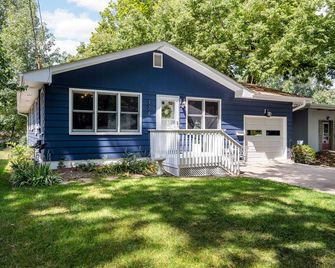 3 blocks from the University of Iowa Kinnick Stadium & Hospital - Iowa City - Building