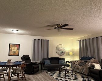 Charming 1-bedroom house with big yard, AC and WiFi in delightful Fort Mohave - Fort Mohave - Living room