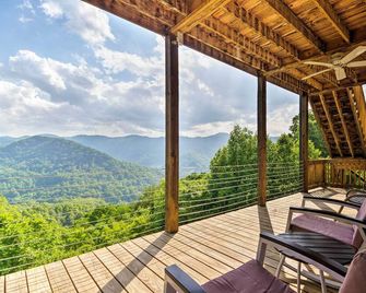 Private Blue Ridge Home w/ Mountain Views, Hot Tub - Marshall - Balcón