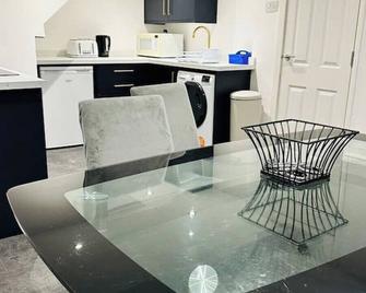 Modern 2 Bedroom Apt Derby City - Derby - Kitchen