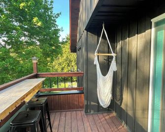 Cozy Country Spring & Summer Getaway | Hottub + Outdoor Pool & Fire Pits - Alton - Balcony