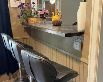L's 5 -New York City type apartment: A mix of old / antique and modern futures - Buffalo - Front desk