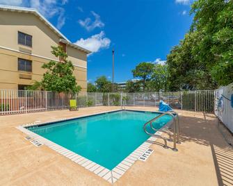Extended Stay America Suites - Fort Lauderdale - Cypress Creek - NW 6th Way - Fort Lauderdale - Pool