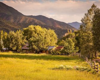 Cozy Bunkhouse and Creekside Sauna Cabin next to the National Forest. - New Castle - Vista del exterior