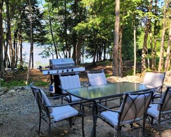 Charming new cottage w/ modern amenities on peaceful Bog Lake, Northfield Maine - Machias - Patio