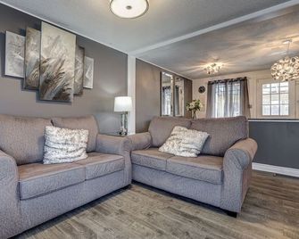 Spacious Pool House 5 Minutes to Elgin Centre - Saint Thomas - Sala de estar
