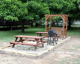 Double U Barr Ranch - Cowboy Cabin - Bandera - Patio