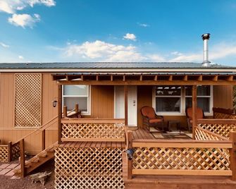 Grand Canyon Retreat w/Hot Tub,Fire Pit, laundry, and view. Private & Secluded - Williams - Building