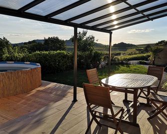 Le Pigeonnier, Gîte de charme - Cazideroque - Patio