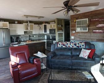 Farmhouse Flair Close to Town - Kearney - Kitchen