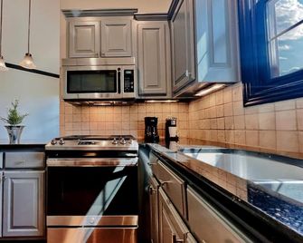 Luxurious Remodeled 2br/3bed Bentonville Nwa / Walmart Ho Area - Rogers - Kuchyň