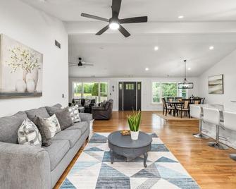 Charming Countryside House - Dacula - Sala de estar