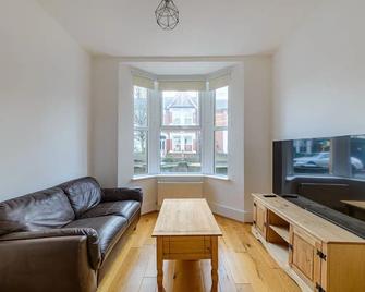 Pass the Keys Modern Simplicity 10mins from Westfield, Stratford - London - Living room