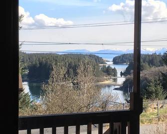 mini-island view retreat - Kodiak - Balcony