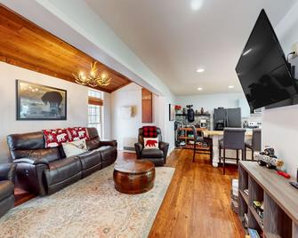 Three Bears Cabin - Blowing Rock - Living room