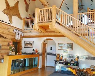 Bear's Claw Lodge - Cache Creek - Front desk