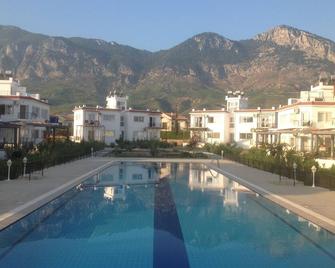 Holiday in the SUN- Taking bookings now . - Lápithos - Pool