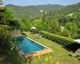 Charming Casale w/ Garden & Shared Pool, Romagna Toscana Escape- La Clombera 2 - 트레도지오 - 수영장