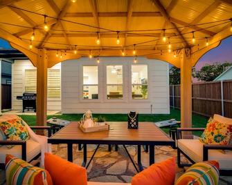Lux 4br Near Downtown Sleeps 16 - Tank Pool, Hot Tub, Firepit, Theater, Mural - Dallas - Patio