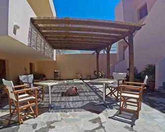 Tarsanas Apartments - Kokkari - Binnenhof