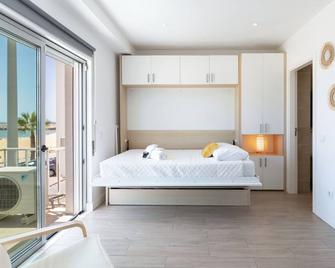 Centralgarve - Stunning Beach Front Studio - Astro - Quarteira - Chambre