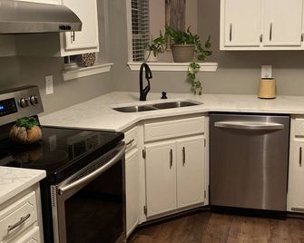 Greenhouse Luxe: Whole House Retreat - Covington - Kitchen