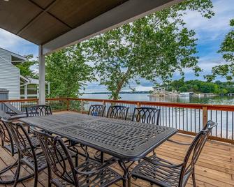 Discover the Ultimate Lakefront Oasis, Grand Point Escape, Dock, Sleeps 14 - Vinita - Balcony