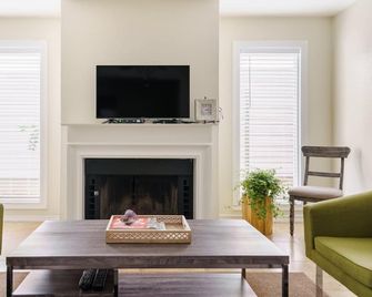 Stylish pad with patio and trail access - Dallas - Living room