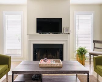 Stylish pad with patio and trail access - דאלאס - סלון