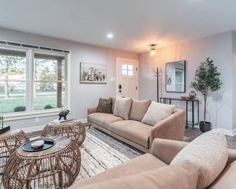 Olivebranch-Luxedesigner Home-Spa-Firepit-Gamezone - Greenwood - Living room