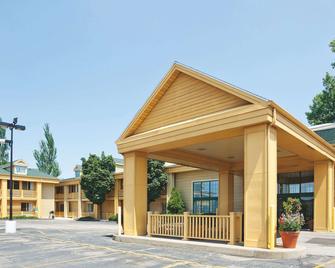La Quinta Inn by Wyndham Oshkosh - Oshkosh - Bygning