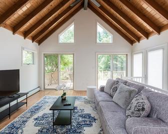 Modernized & Enchanting 1920s Retreat - Leacock-Leola-Bareville - Living room
