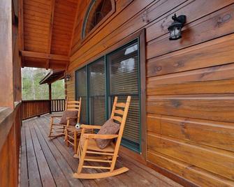 Smoky Mountain Getaway 5 Br cabin by RedAwning - Sevierville - Balkon